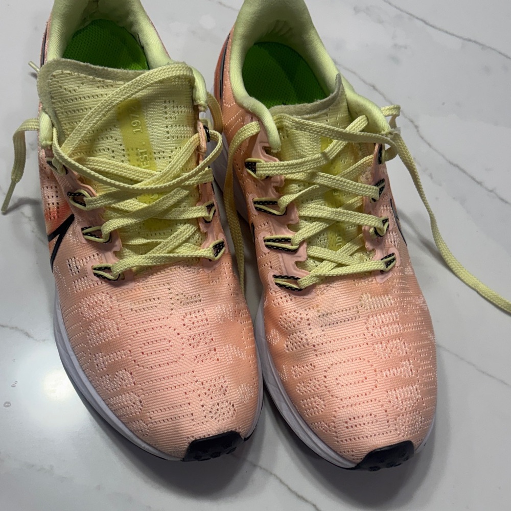 Nike Women's Peach and Black Sneakers GYM - Picture 17 of 17